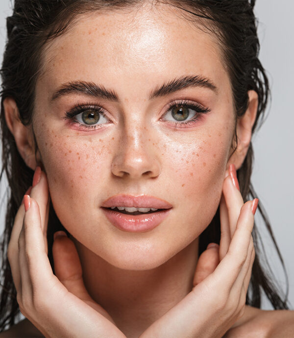 Gesichtsportrait einer jungen Frau symbolisiert Endolift®-Behandlung